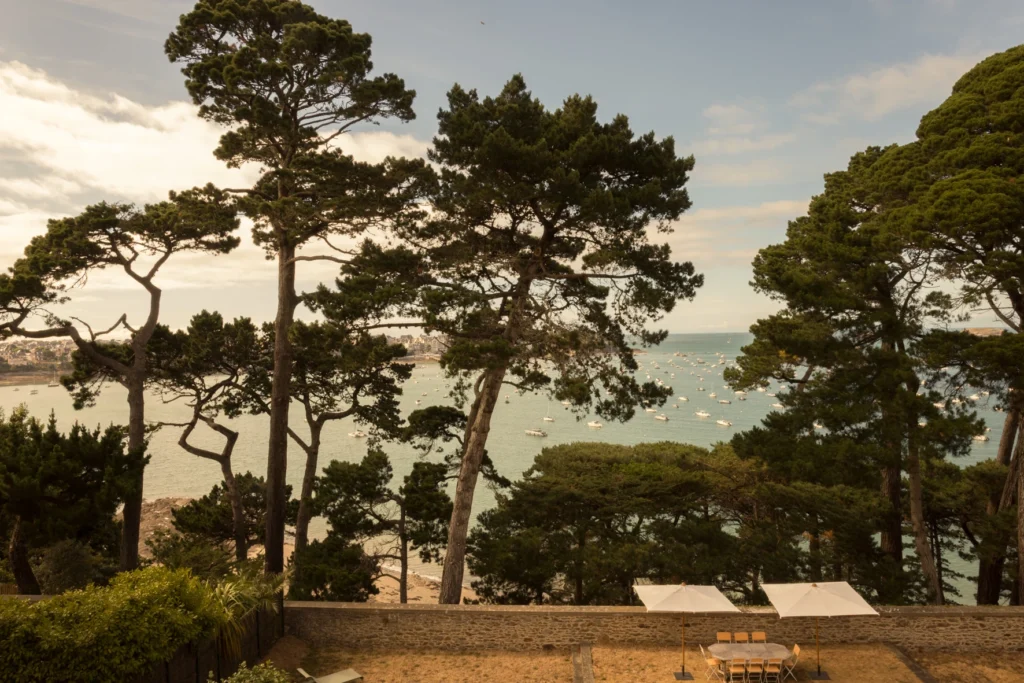 Maison d'hôtes vs hôtel Dinard, que choisir en 2026 - maison hotes vs hotel dinard
