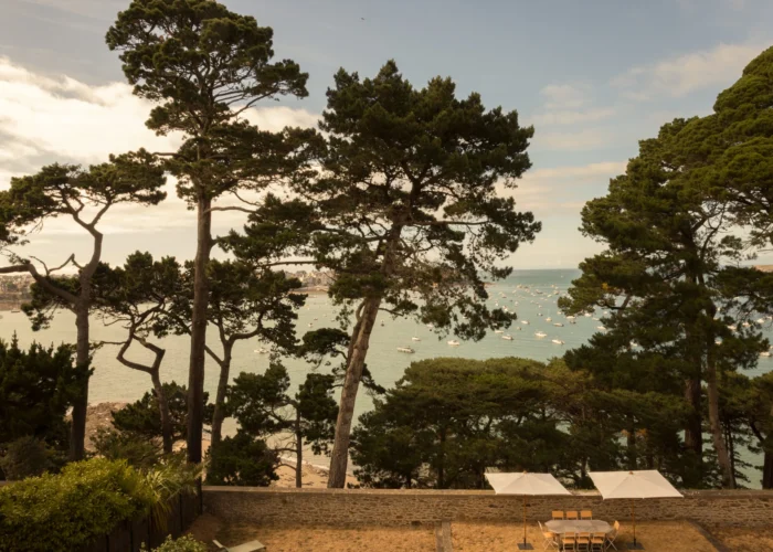 Maison d'hôtes vs hôtel Dinard, que choisir en 2026 - maison hotes vs hotel dinard
